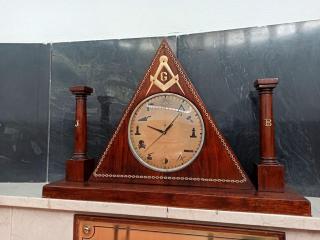 Reloj con simbología masónica