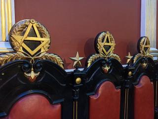 Sitiales del Oriente del Palacio Masónico.